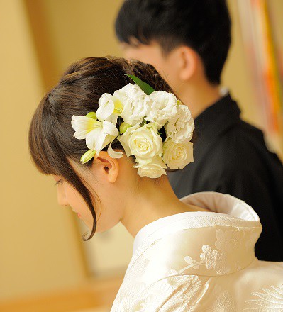 和装ヘアのポイント 和装ヘットパーツは生花で 神社結婚式白無垢レンタル着付けヘアメイク前撮りと東京のウエディングプロデュース