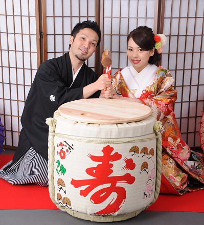 和装結婚式鏡開き 和装フォトでお祝い 神社結婚式白無垢レンタル着付けヘアメイク撮影と東京のウエディングプロデュース