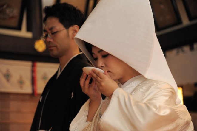 和装花嫁三々九度 美しく見えて楽な方法があります 着物の仕組み 神社結婚式白無垢レンタル着付けヘアメイク撮影と東京のウエディングプロデュース